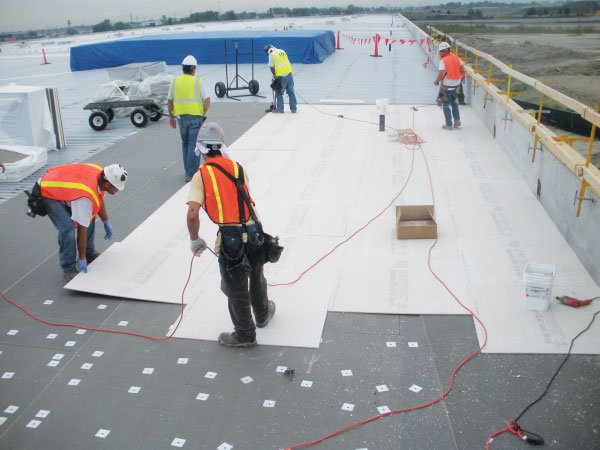 هل تبحث عن مقاول عوازل محترف؟ نقدم خدمات عزل الأسطح